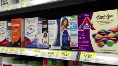 Kadın Walmart 'ın içindeki yağları temizliyor.