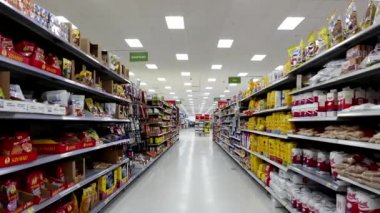 Walmart deposunda kurutulmuş meyve ve un koridoru