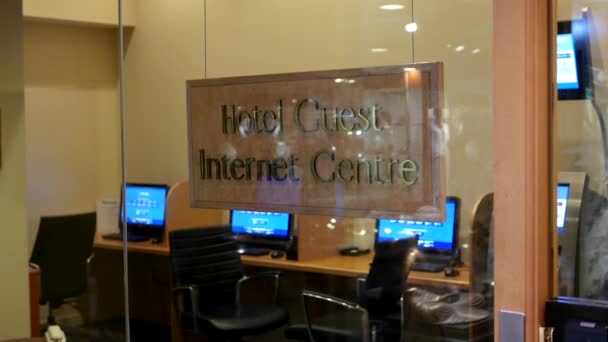 Movimiento del centro de internet de huésped de hotel interior hotel Pan Pacific Vancouver — Vídeo de stock