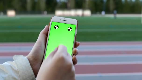 Крупный план женских рук с помощью смартфона с зеленым экраном в спорте — стоковое видео