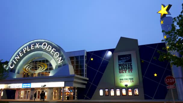 Jedna strana kino v Pitt Meadows v noci — Stock video
