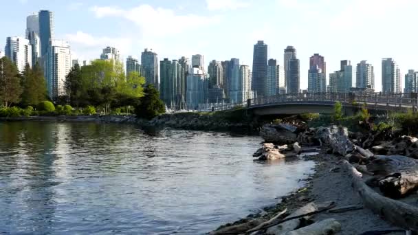 Satu sisi pemandangan dari pusat kota Vancouver skyline dan tepi laut . — Stok Video
