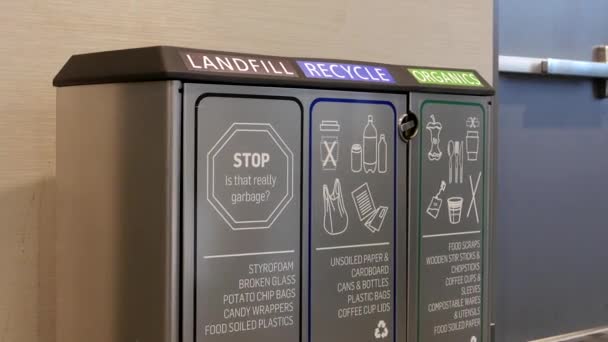 Dobott egy műanyag palack a recyble bin Pan pacific Vancouver szálloda nő — Stock videók