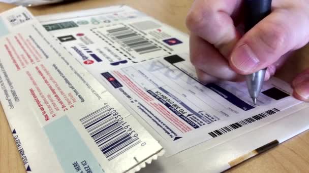 Femme écrivant le nom sur l'enveloppe Xpresspost — Video