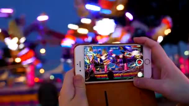 Nagrywania ludzi grających karnawał jeździ na iphone — Wideo stockowe
