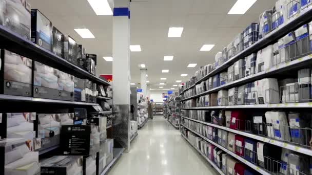 Walmart mağazasında yatak örtüsü ve üst koridor — Stok video