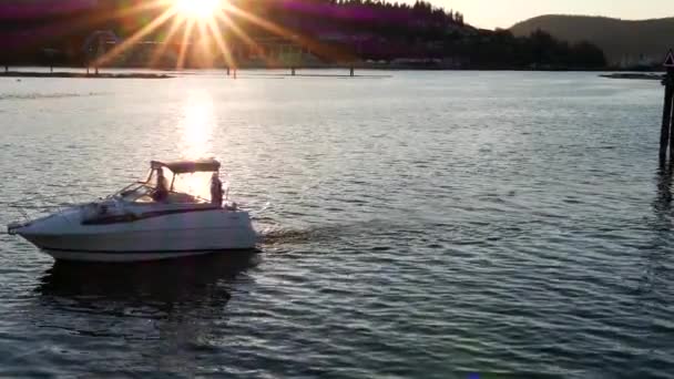 Barco à vela no mar com sol irradiando em Port Moody BC Canada — Vídeo de Stock