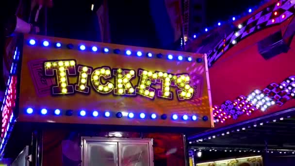 Ruch stoisko bilet Neon znak zaplatany w West Coast Amusements Carnival — Wideo stockowe