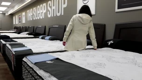 Kobieta próbuje nowy materac wewnątrz sklepu Sears — Wideo stockowe