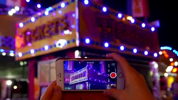 Aufzeichnung von Fahrkartenautomaten mit Leuchtreklame auf Smartphone vorbereiten — Stockvideo