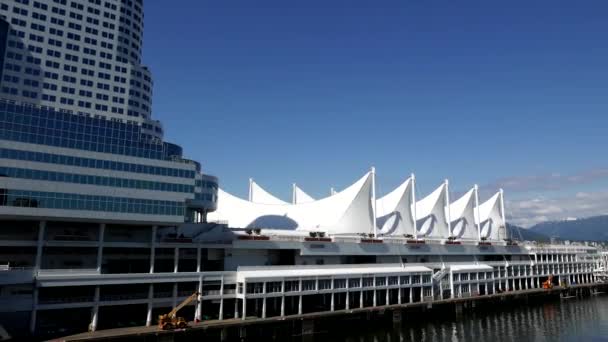 Una vista lateral de Canada Place en Vancouver BC — Vídeo de stock