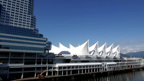 Eine seitenansicht von canada place in vancouver bc — Stockvideo