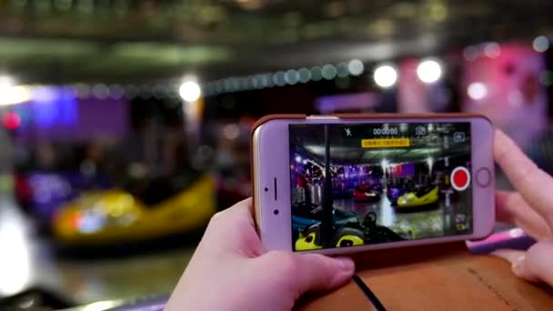 Op zoek naar mensen die Bumper Car spelen op de iPhone bij het West Coast amusement Carnival — Stockvideo