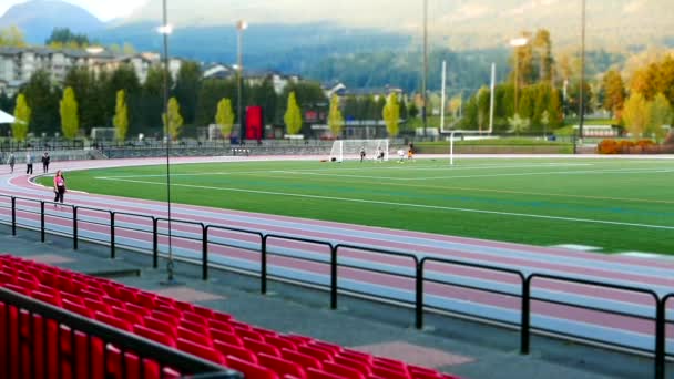 Pessoas correndo em pista de corrida no parque com efeito em miniatura — Vídeo de Stock