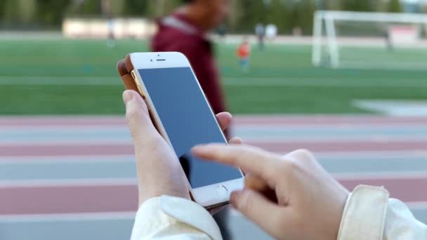 Primer plano de las manos femeninas utilizando un teléfono inteligente en el deporte archivado — Vídeos de Stock