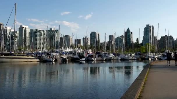 Menschen joggen im Stanley Park der Vancouver Downtown Skyline und Waterfront. — Stockvideo