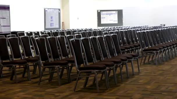 Salle de conférence vide avec chaises à l'hôtel Canada Place — Video