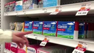 Claritin Anti alışveriş uyuşturucu mart mağaza içinde alan insanlar