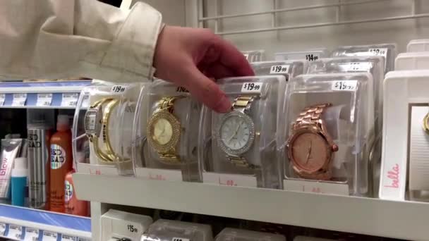 购物者药物沃尔玛商店里拿走贝拉手表的人 — 图库视频影像