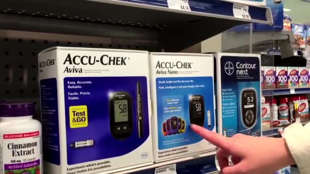 사람들이 쇼핑 마트 약국 내부 바이엘 컨투어 nex 당뇨병 관리 — 비디오