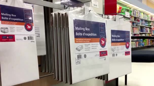 Mensen nemen van mailing doos in de drogist mart Shoppers — Stockvideo