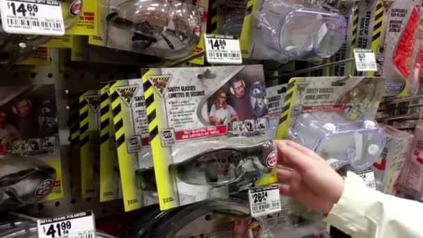 Femeia cumpără ochelari de protecție la magazinul Home Depot — Videoclip de stoc