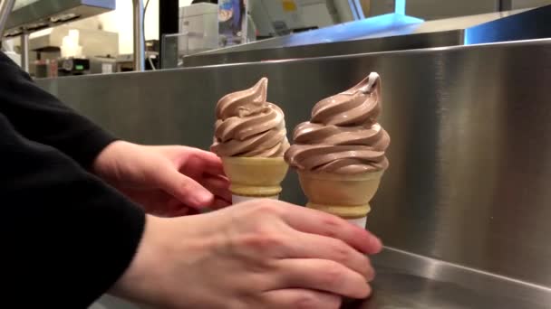 Femme prenant deux glaces glacées au yaourt glacé torsion à la zone de restauration Ikea — Video