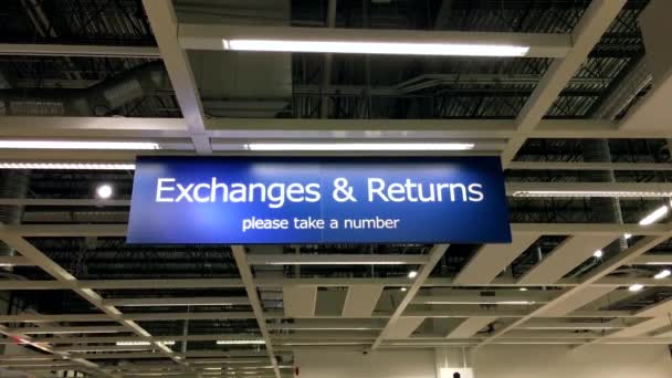 Výměny a vrátí znak uvnitř obchodu Ikea — Stock video