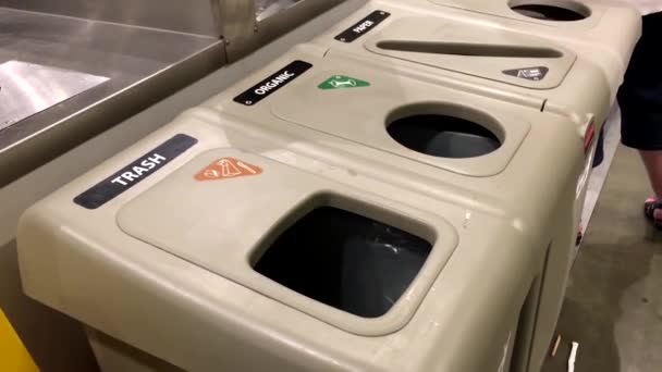 Ukládat žena vrhací odpadky do popelnice v Ikea — Stock video