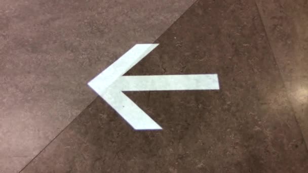 Движение стрелочного знака на полу в магазине Ikea — стоковое видео