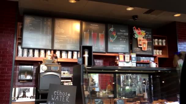 Movimiento del menú de Starbucks en la pared — Vídeo de stock