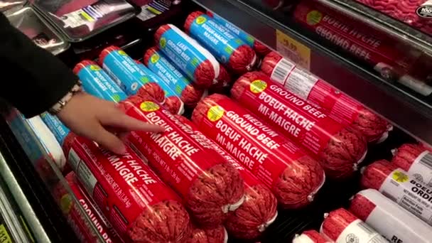 Frau wählt mittleres Hackfleisch in Walmart-Geschäft in Fleischabteilung. — Stockvideo