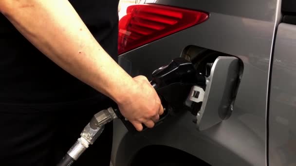 Hombre quitando mango del agujero del coche en la gasolinera Chevron . — Vídeos de Stock