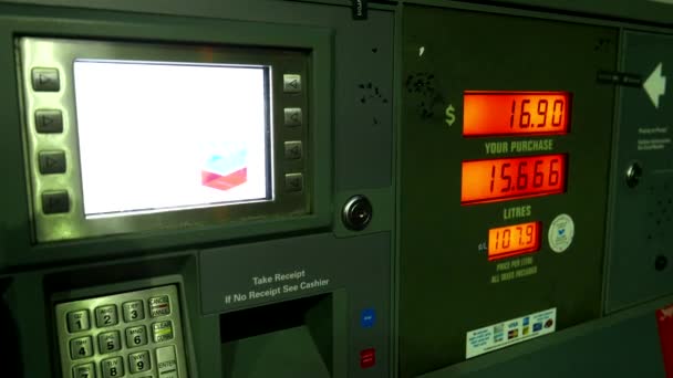 Enchendo o tanque de gasolina do carro com combustível no posto de gasolina da Chevron — Vídeo de Stock