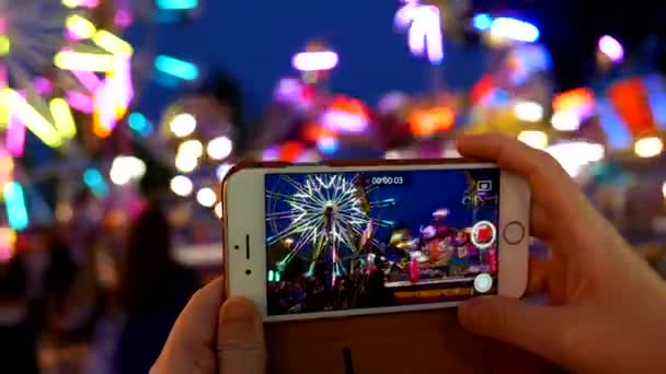 Grabación de personas que juegan paseos de carnaval en el iphone — Vídeos de Stock