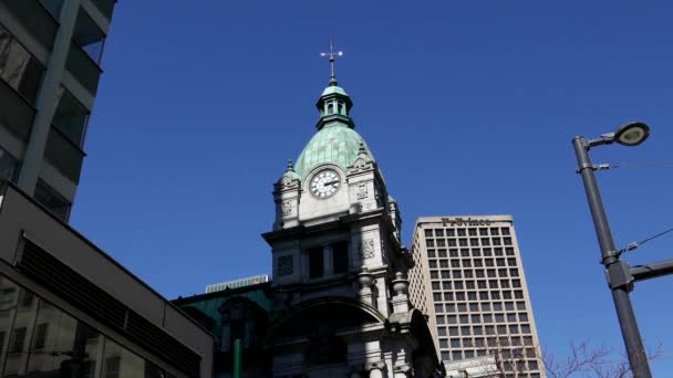 Orologio moderno e l'edificio della Provincia nel centro di Vancouver BC Canada — Video Stock