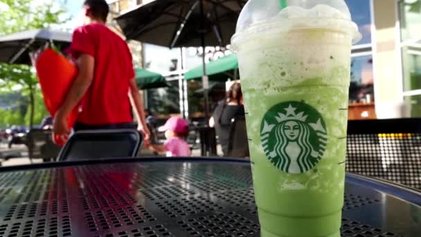 Bewegung des Grüntee-Aromas Frappuccino bei Starbucks Coffee Shop, Fokus auf Eis Frappuccino — Stockvideo