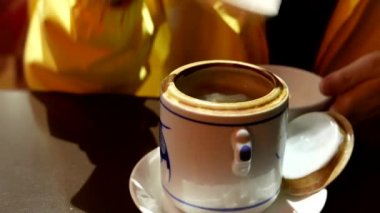 Womna dökme deniz mahsulleri çorbası Çin restoranı içinde kaseye kadar kapatın