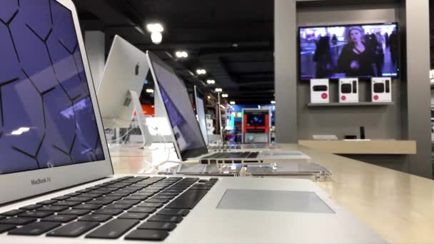 Un lado de la pantalla Ordenador Macbook dentro de la tienda Best Buy — Vídeo de stock