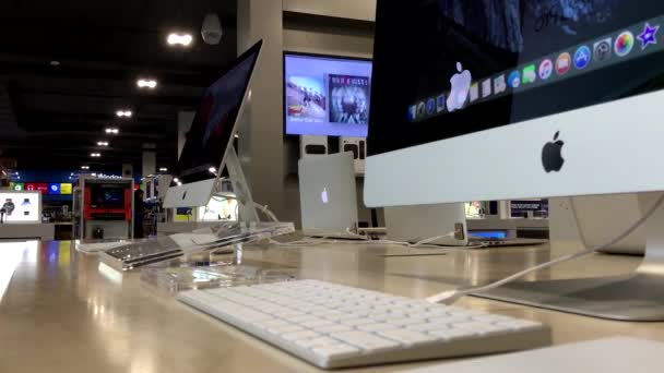 Un côté de l'écran ordinateur iMac à l'intérieur Best buy store — Video