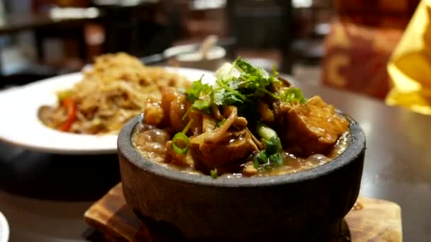 Satu sisi pot dan dengan asap tebal di dalam restoran Cina — Stok Video