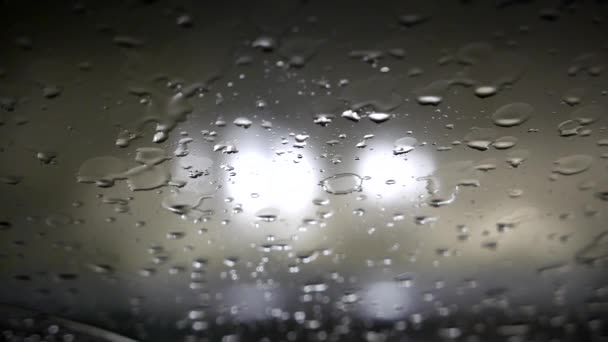 Vue du siège du conducteur au pare-brise pendant les fortes pluies nocturnes — Video