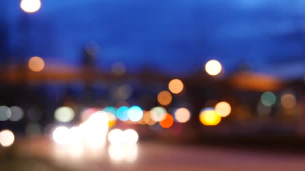 Desenfoque movimiento de coche de conducción en la ciudad por la noche — Vídeos de Stock