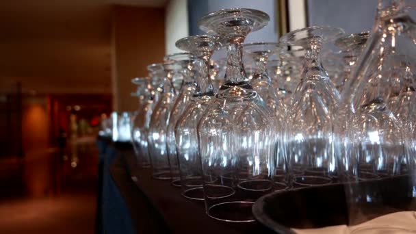 Motie van lege glazen binnen Pan Pacific Vancouver hotel. — Stockvideo