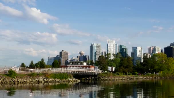 Una vista lateral del horizonte del centro de Vancouver y frente al mar . — Vídeos de Stock