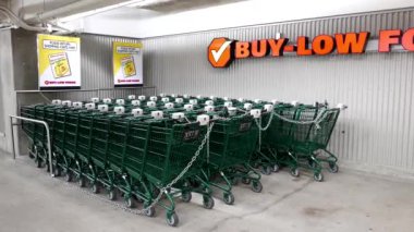 Satır boş alışveriş at arabası önünde satın düşük gıdalar süpermarket