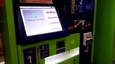 İnsanlar ödeme park cezası ve Vancouver Bc Kanada Yvr havaalanında alarak giriş
