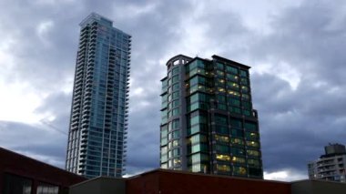 Geceleri Burnaby Bc Kanada'da bina modern iş hareket