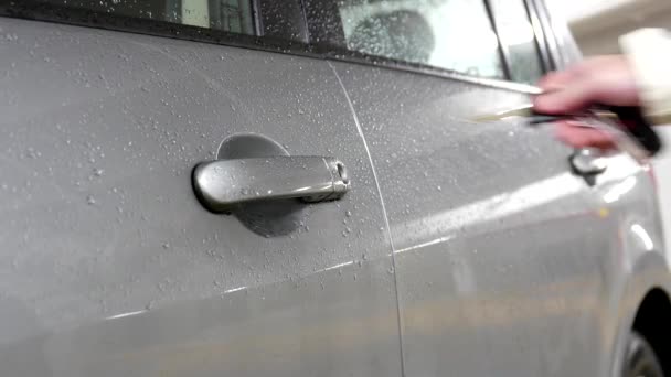 La mano de la mujer abre la puerta del coche con una llave . — Vídeos de Stock