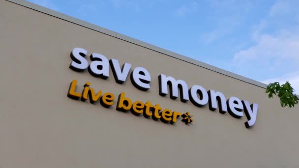 Risparmiare denaro e vivere meglio slogan sul muro edificio Walmart . — Video Stock